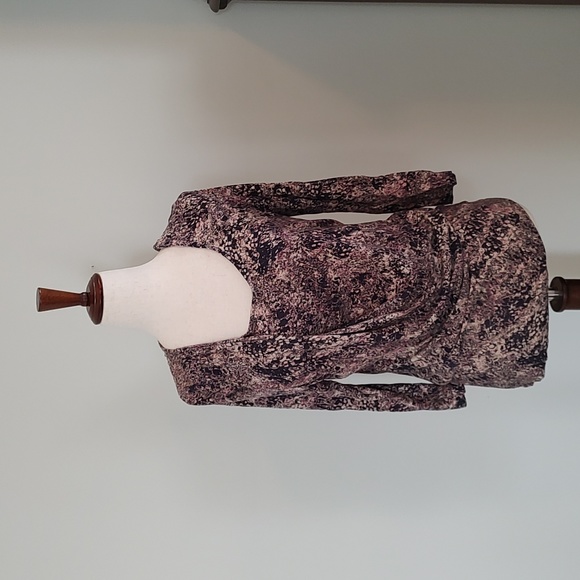 Daisy Fuentes wrap style stretchy top and black and cream, medium - Picture 1 of 6